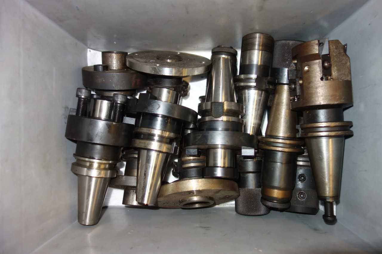 LOT OF ASSORTED CAT 40 TOOL HOLDERS - ELECTRIC POWER TOOLS