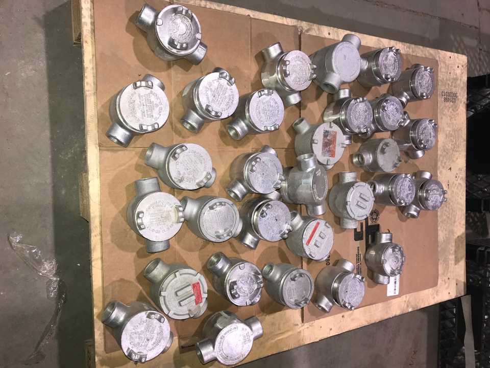 CROUSE-HINDS FITTINGS (QTY 30) - CONDUIT FITTING