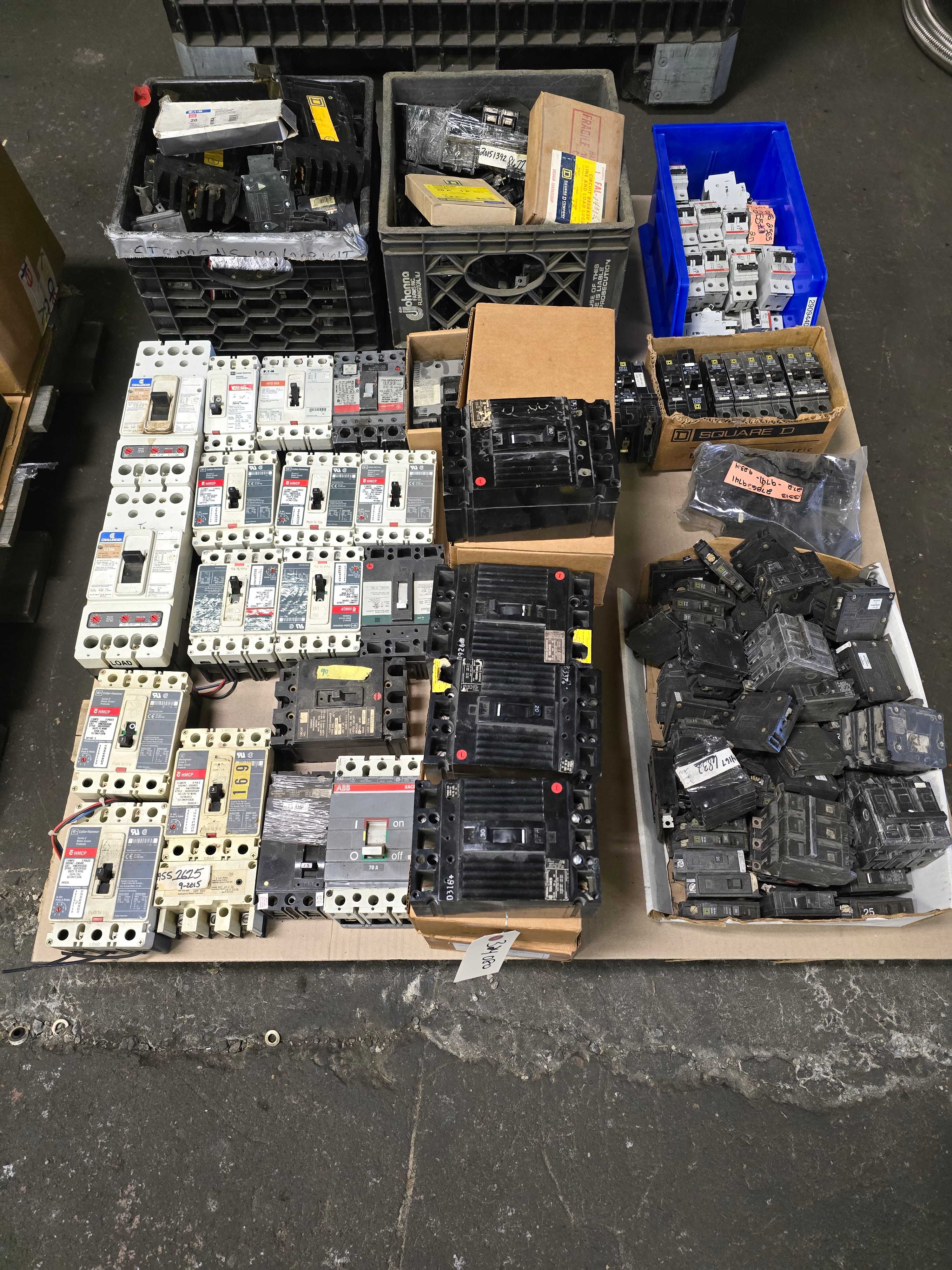 LOT OF CIRCUIT BREAKERS - INDUSTRIAL PARTS