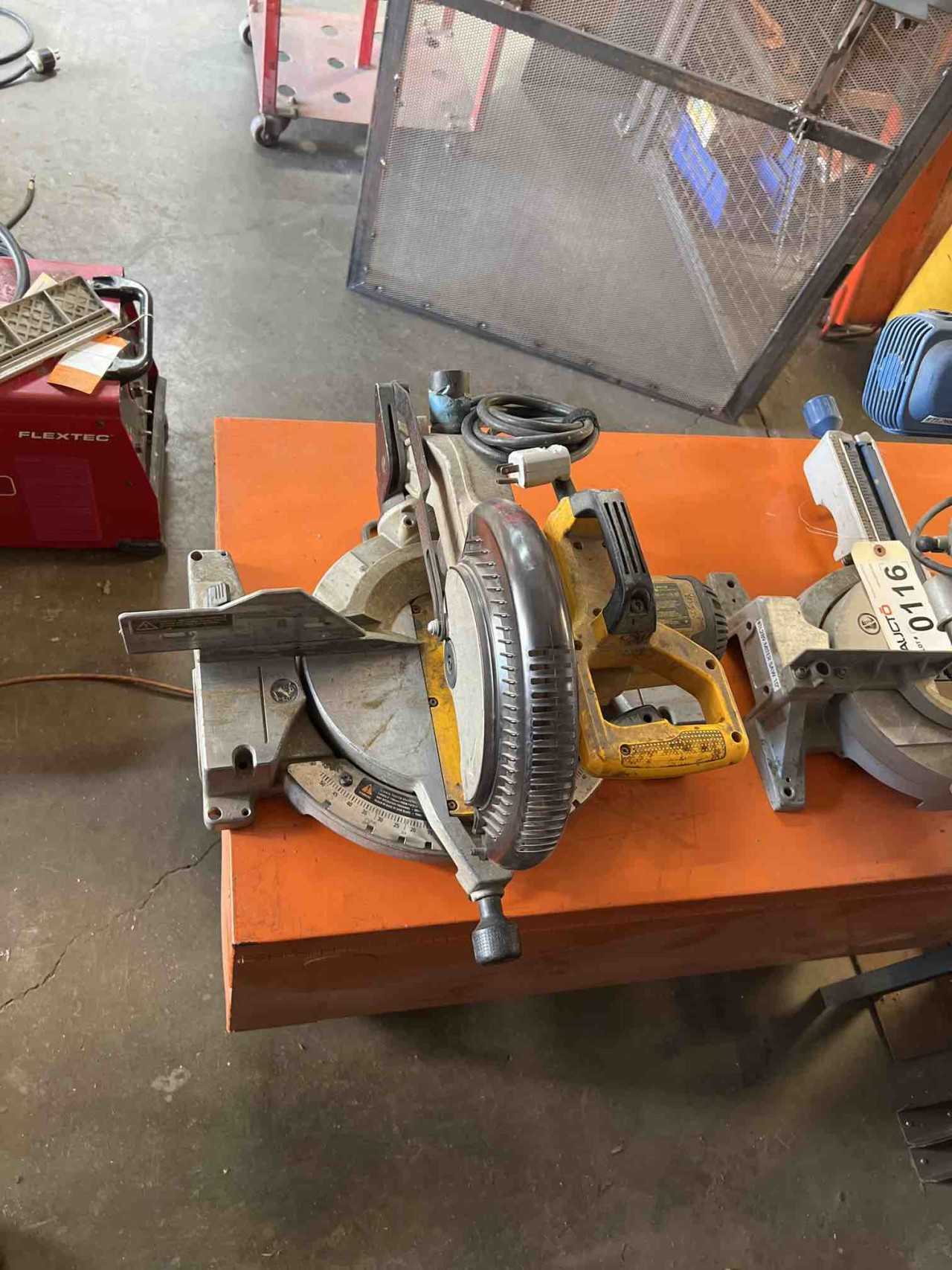 Dewalt Compound Miter Saw 10” - MATERIAL HANDLING Dewalt Compound Miter Saw 10” - MATERIAL HANDLING
