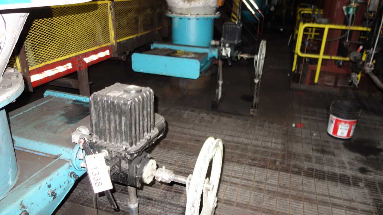 LOT OF 4 LIMITORQUE L120-20 VALVE OPERATORS - VALVES