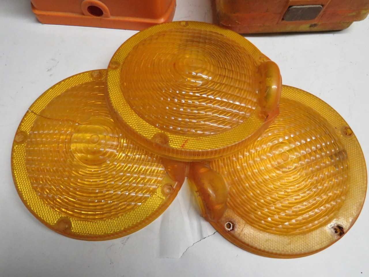LOT OF ASSORTED CONSTRUCTION CAUTION STROBE LIGHTS AND ACCESSORIES - LIGHTING