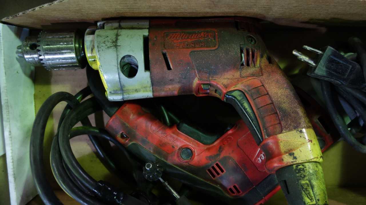 LOT OF 2 MILWAUKEE MAGNUM HOLESHOOTER ELECTRIC DRILLS 120V-AC - ELECTRIC POWER TOOLS