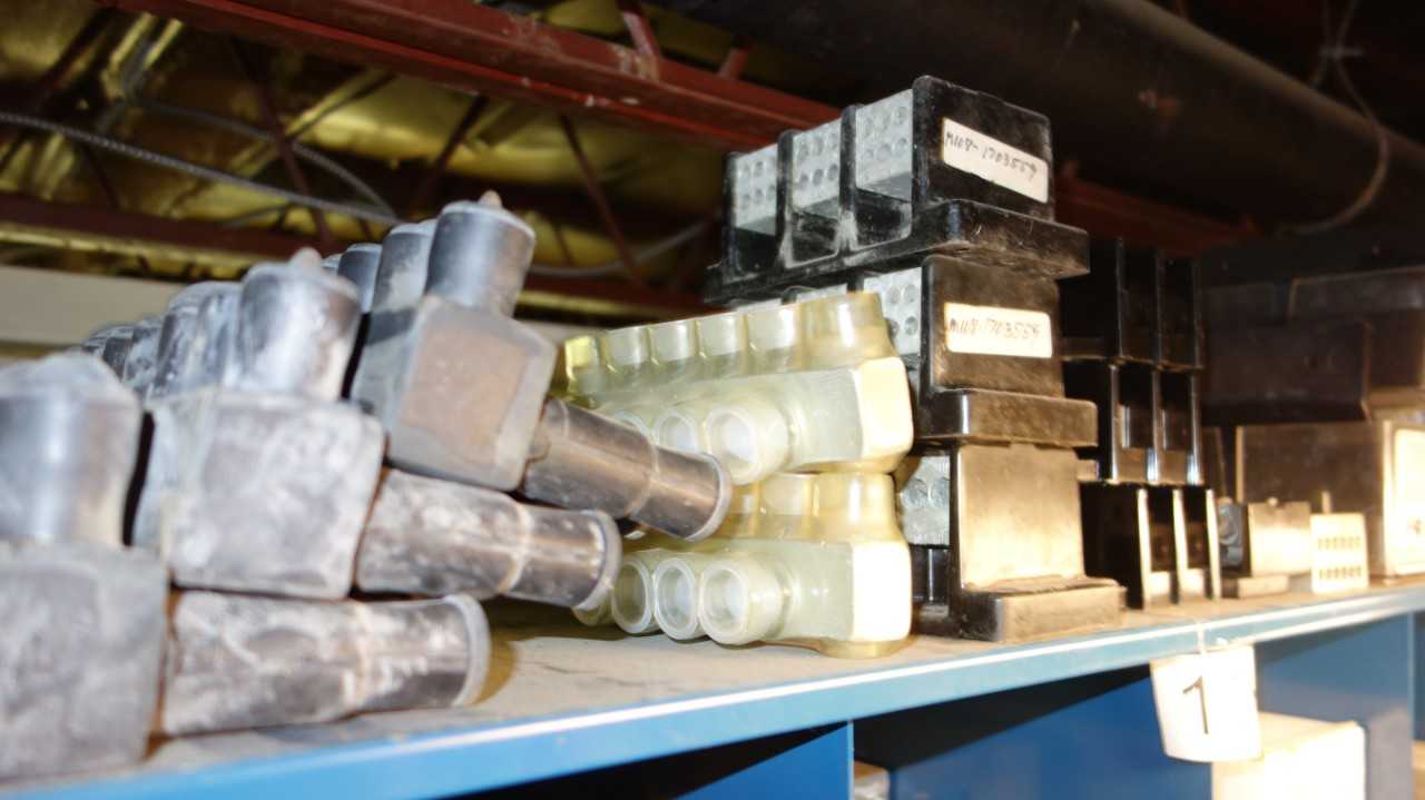 CONTENTS OF 4X STACKED PIGEON HOLE CABINET, ASSORTED BREAKER LUGS, DEAD END CLAMPS, TERMINAL BLOCKS - ELECTRICAL COMPONENTS