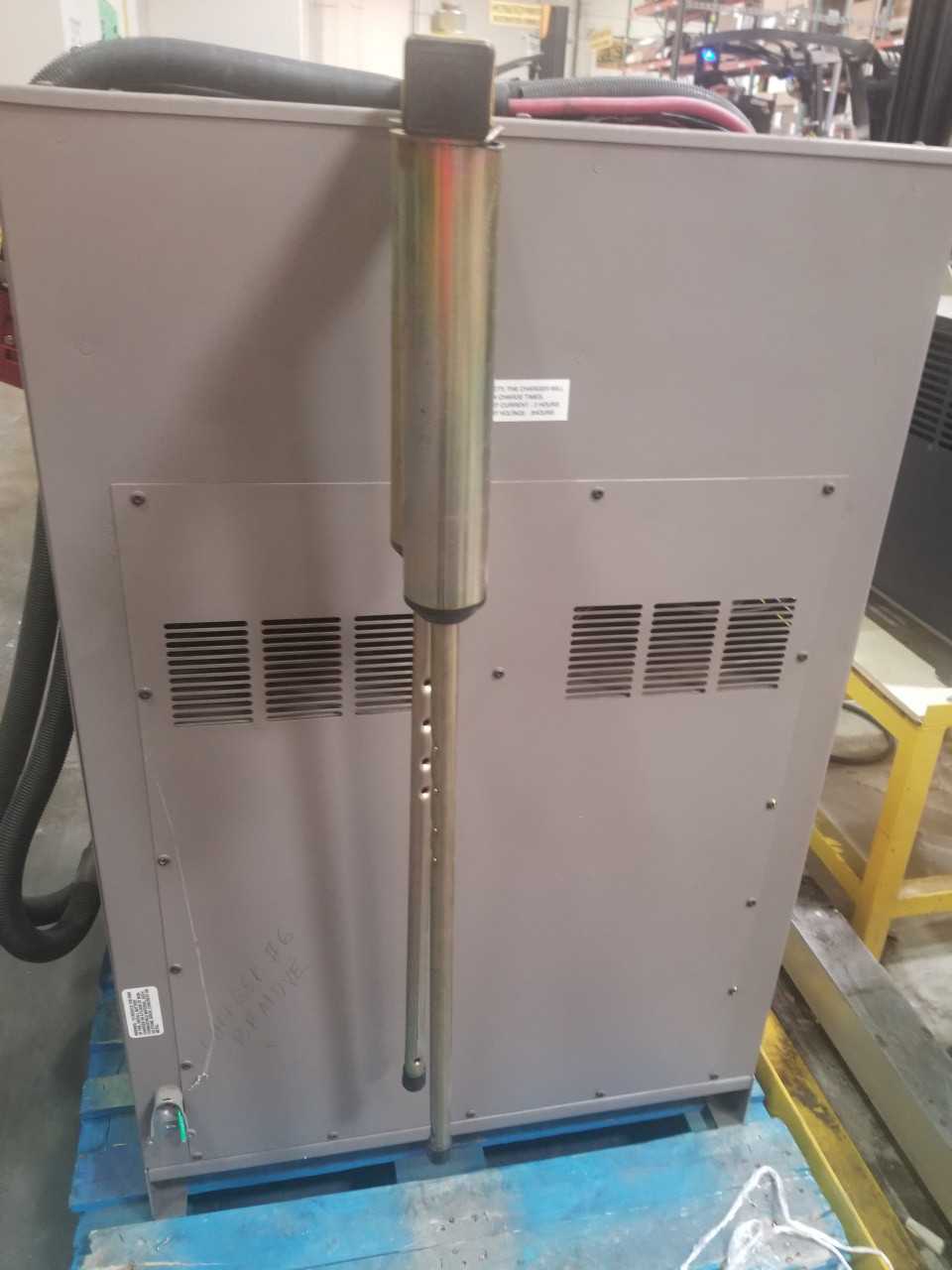 Aker Wade Twinmax 20 charger, Livermore, CA - MATERIAL HANDLING