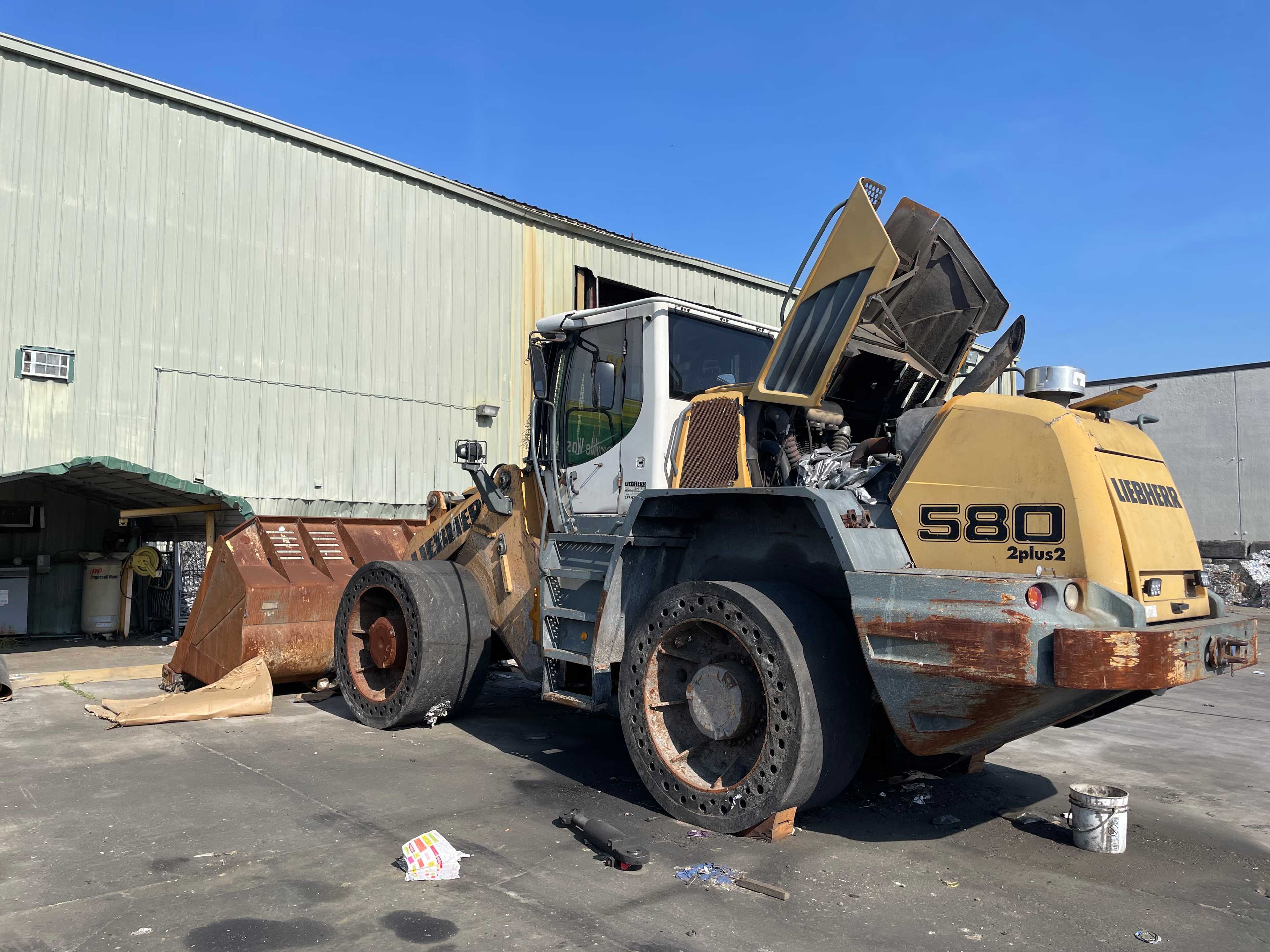 Liebherr L580 Wheel Loader - WHEEL LOADERS