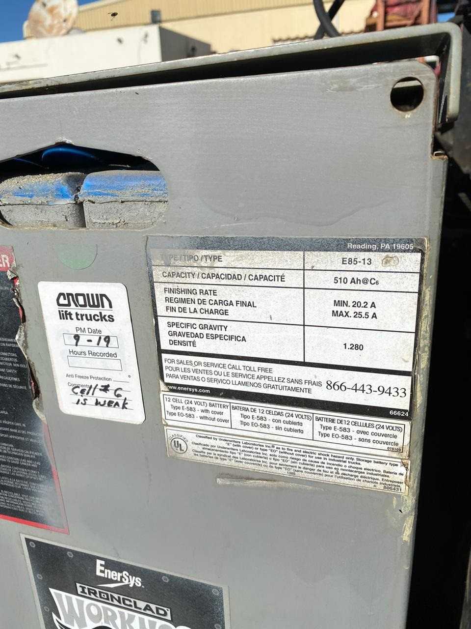 1 CROWN ELECTRIC FORK LIFT - FORKLIFTS