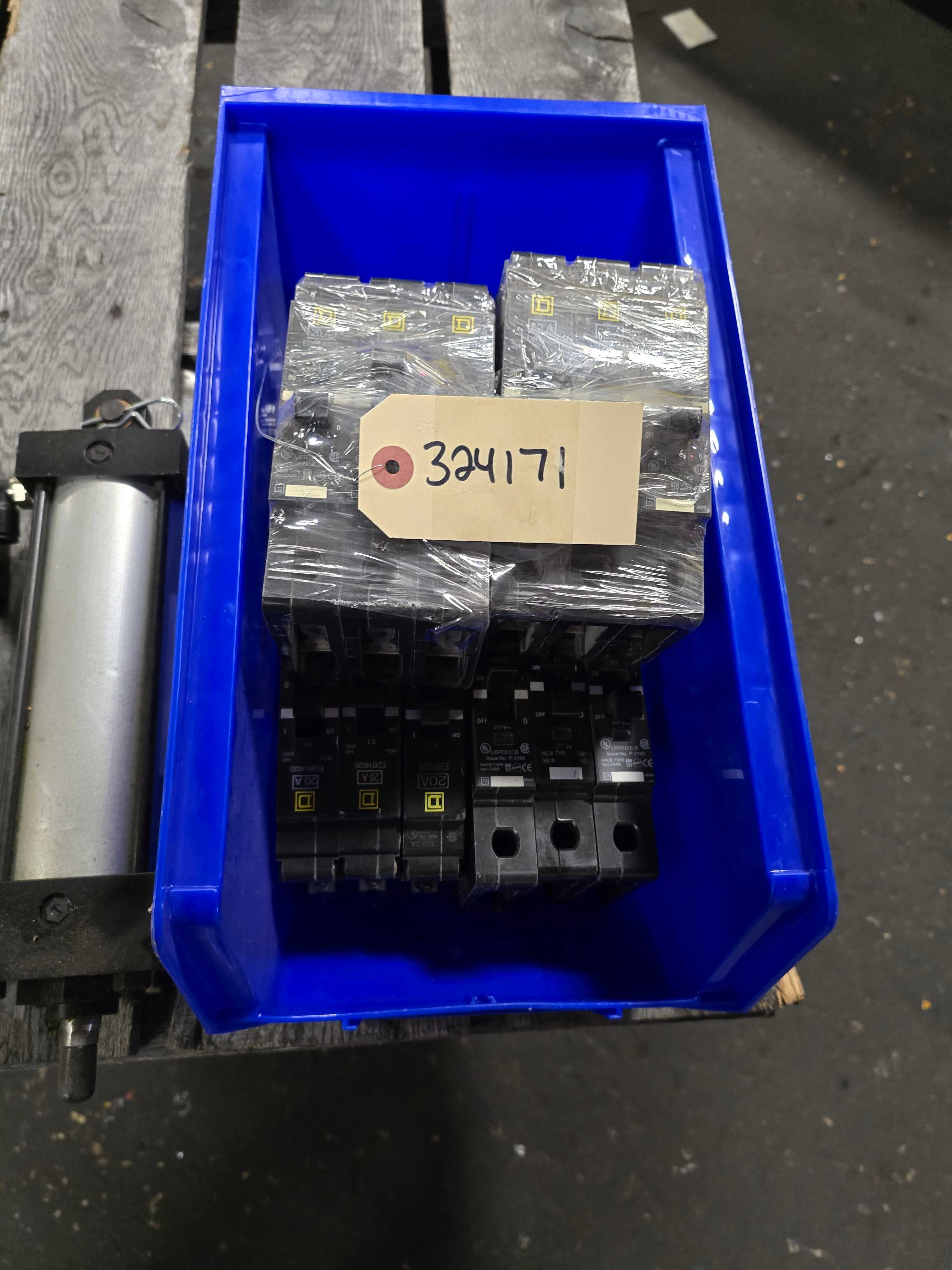 LOT OF CIRCUIT BREAKERS & PNEUMATIC CYLINDERS - INDUSTRIAL PARTS