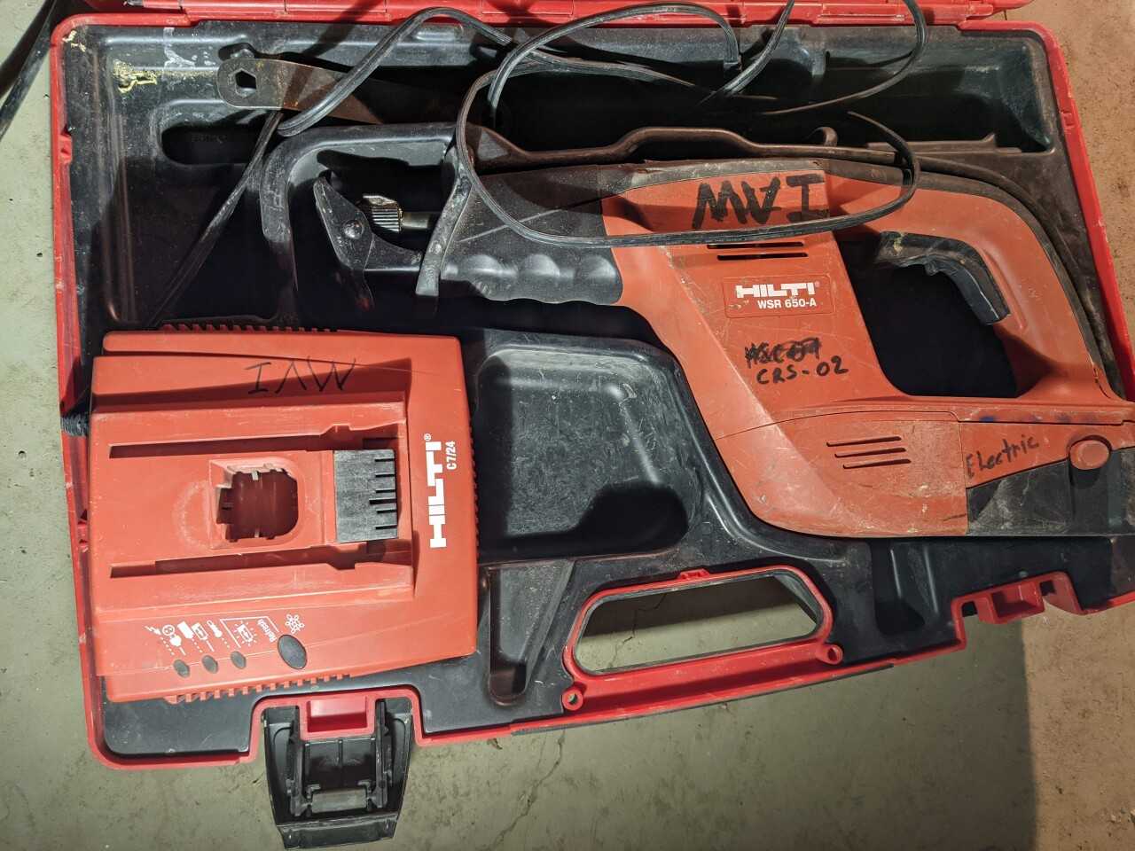 Hilti Reciprocating cordless saw with charger - ELECTRIC POWER TOOLS