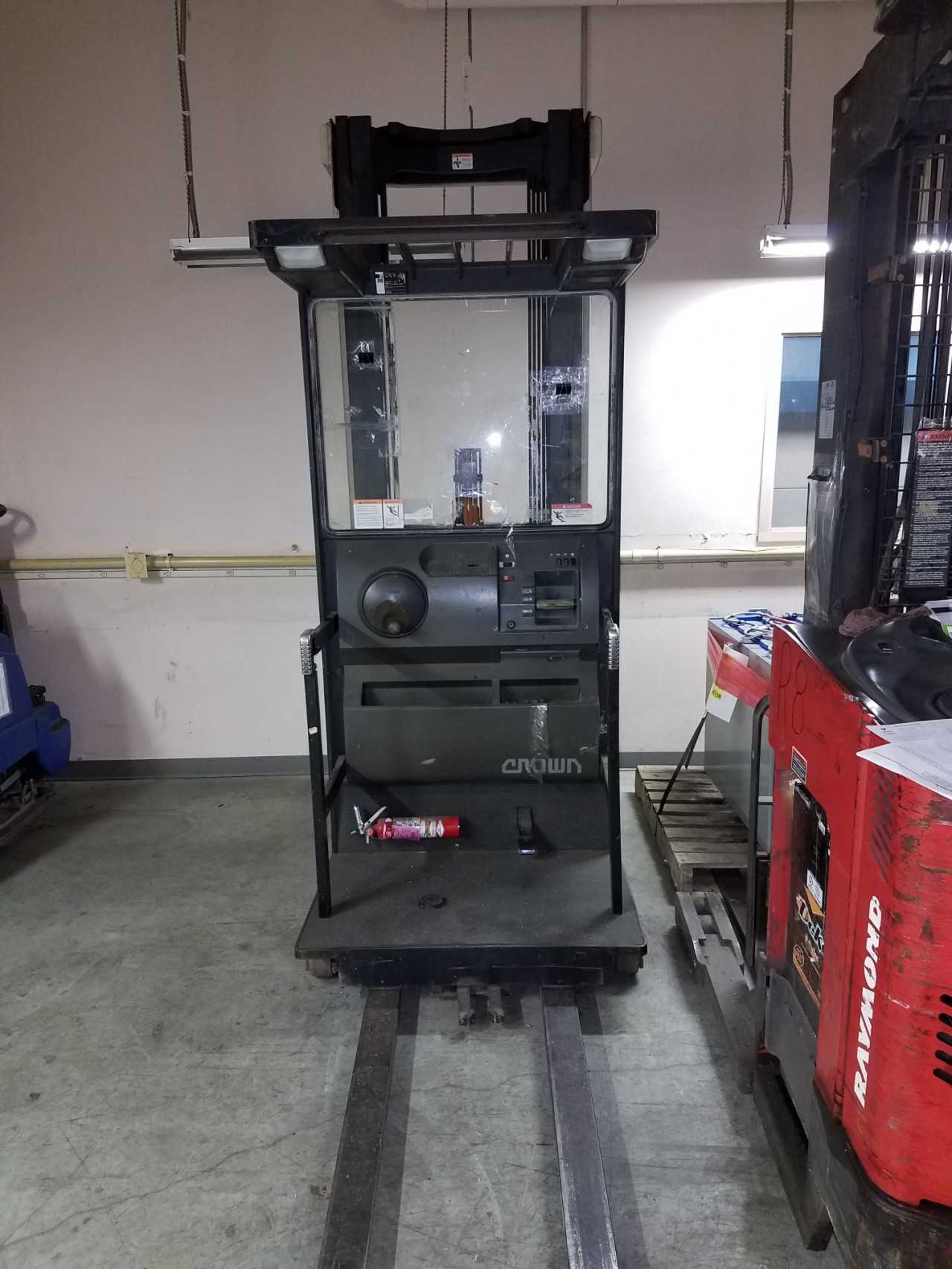 1999 Crown SP3020-30 order picker Omaha NE - ORDER PICKER