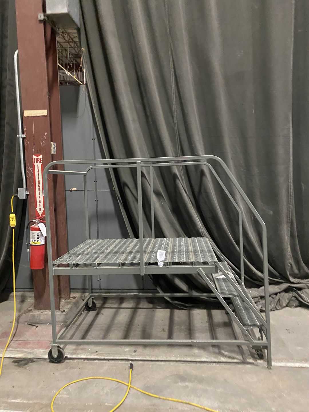 QTY 4 - PORTABLE LADDERS - CONSTRUCTION QTY 4 - PORTABLE LADDERS - CONSTRUCTION