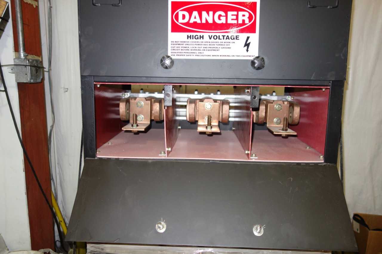 SWITCH GEAR BREAKER - CIRCUIT BREAKERS