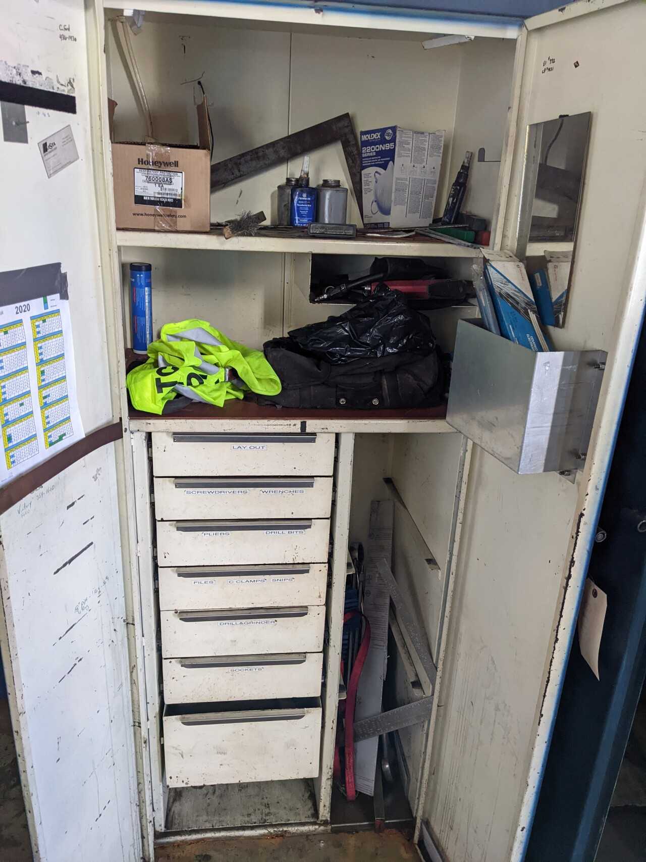7 DRAWER TOOL CABINET LOCKER WITH CONTENTS, ASSORTED TOOLS, SOCKETS, SAWS, WRENCHES, CLAMPS - TOOL STORAGE