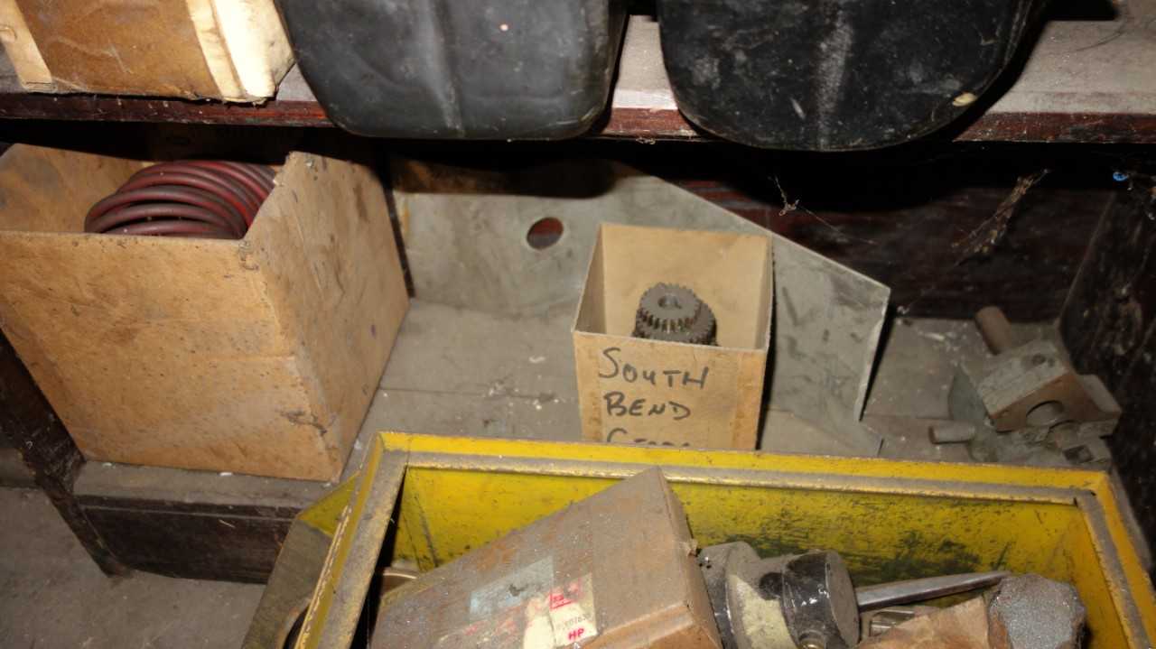 CABINET WITH CONTENTS, ASSORTED METALWORKING LATHE TOOLS, CHUCKS, GEARS, PINS - HOLEMAKING TOOLS