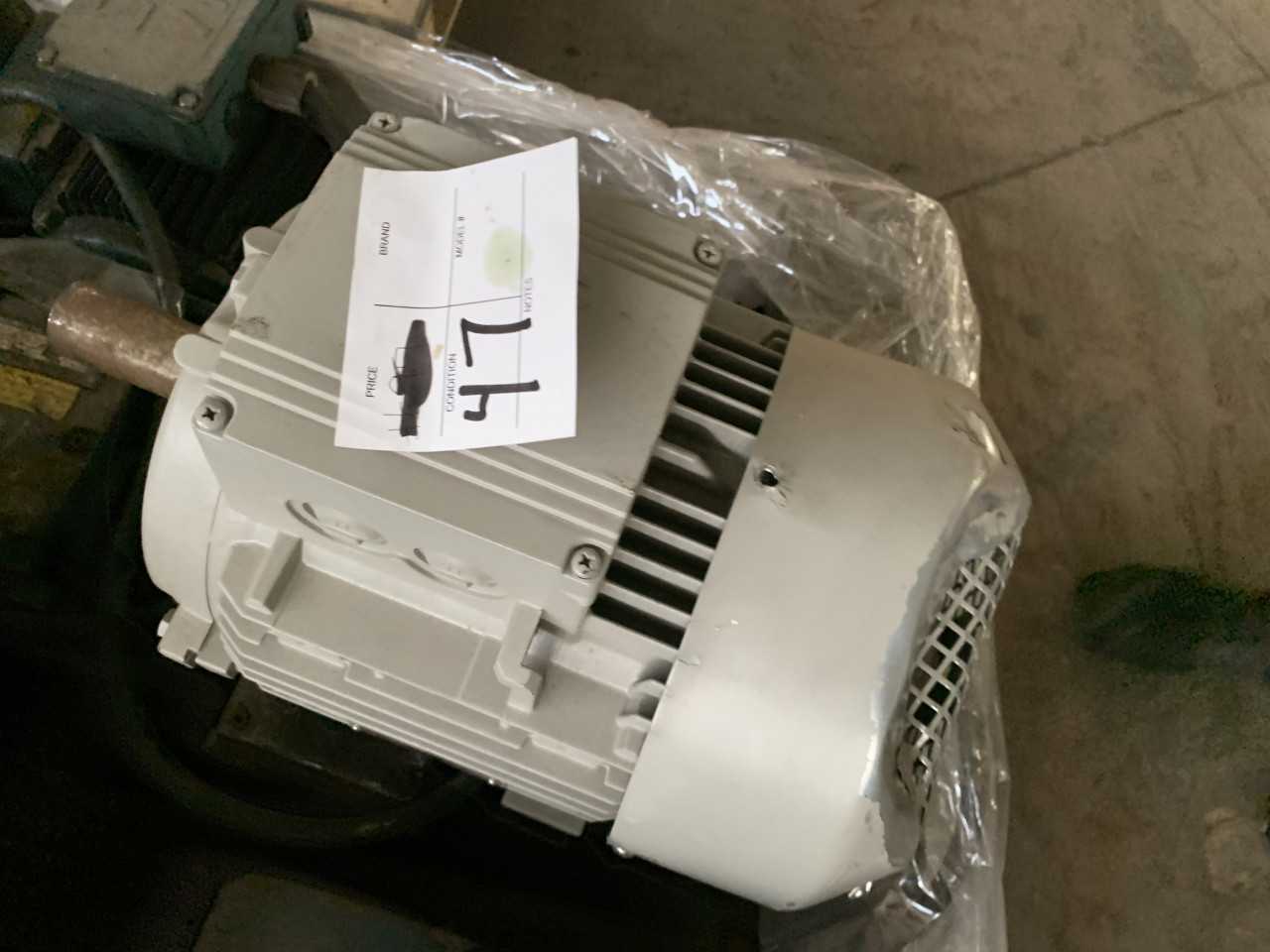 PALLET OF USED MOTORS SIEMENS SEW-EURODRIVE VARIOUS SIZES - ELECTRIC MOTORS