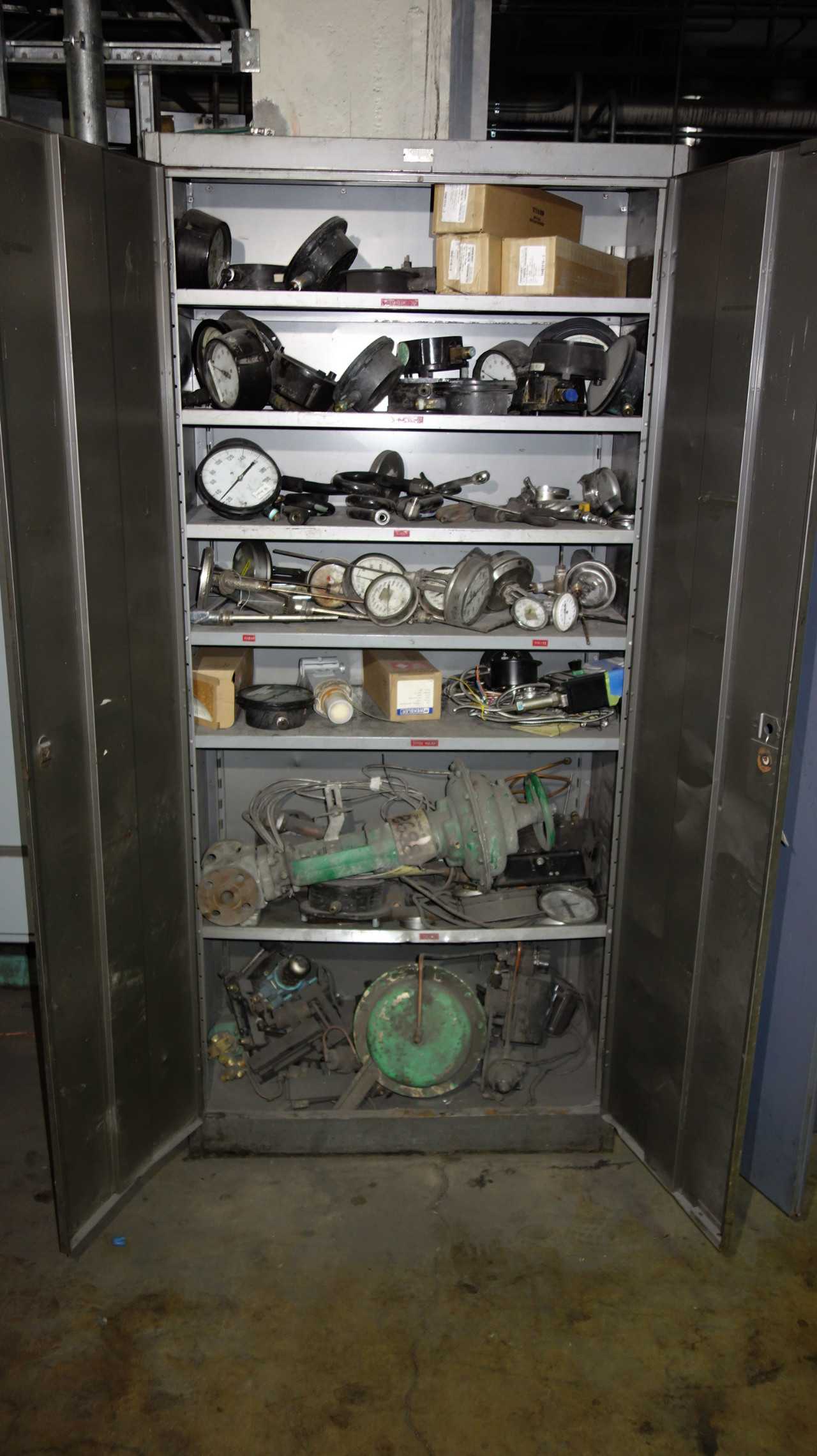 BERGER CABINET WITH INSTRUMENTATION AND VALVE PARTS - VALVES
