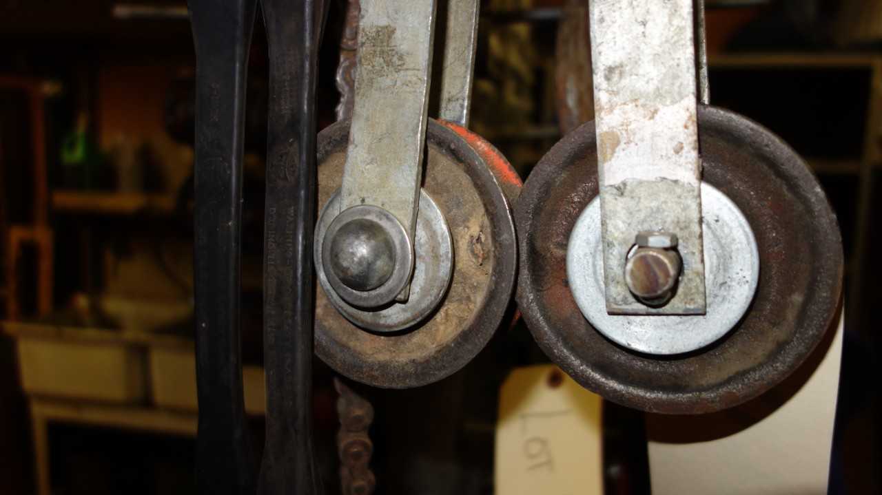 LOT OF ASSORTED RIGGING AND HOISTING CHAINS - LIFTING EQUIPMENT