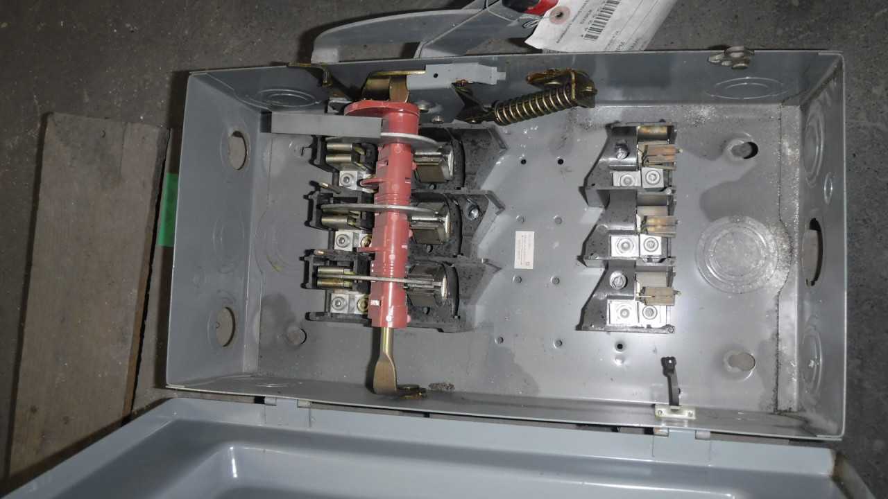 Lot of Safety Switches - ELECTRICAL COMPONENTS