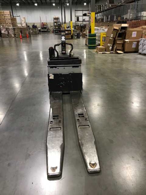 2005 Crown PE4000-60 rider jack, Hebron, KY - MANUAL PALLET JACKS