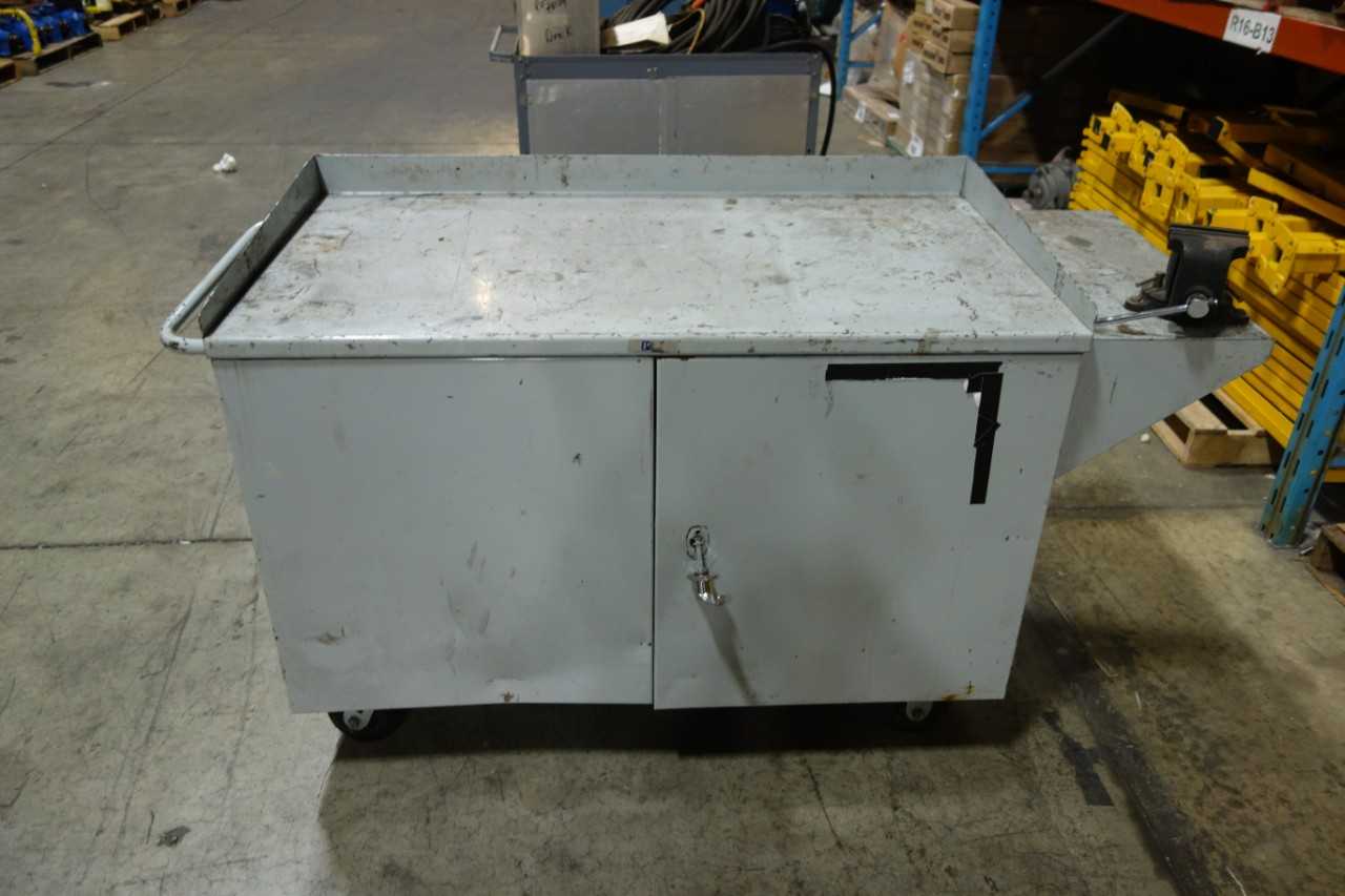 MOBILE SWING DOOR TOOLBOX VISE ATTACHED BROKEN HANDLE - TOOL STORAGE