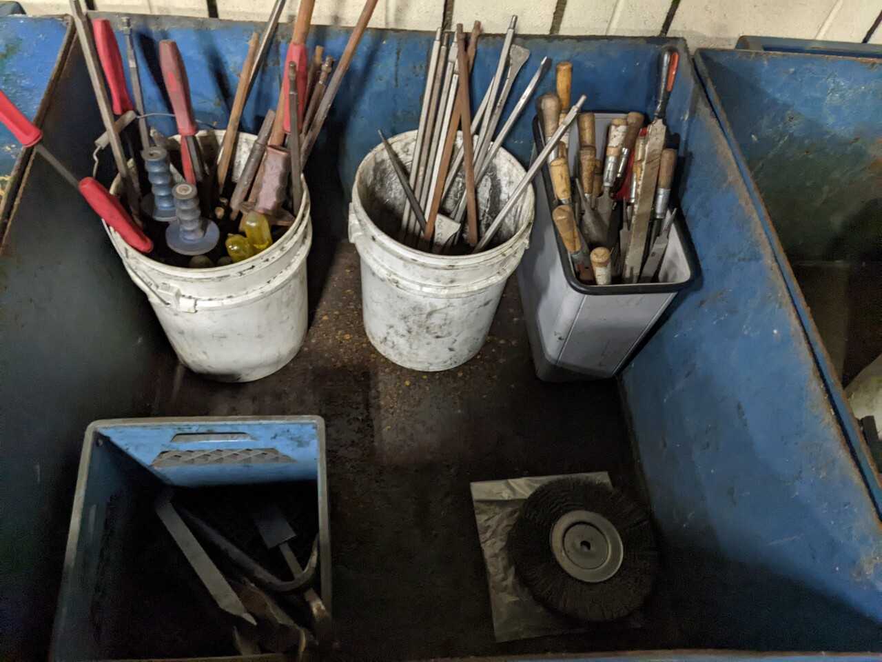 LOT OF ASSORTED TOOLS, FILES, CROWBARS - HAND TOOLS