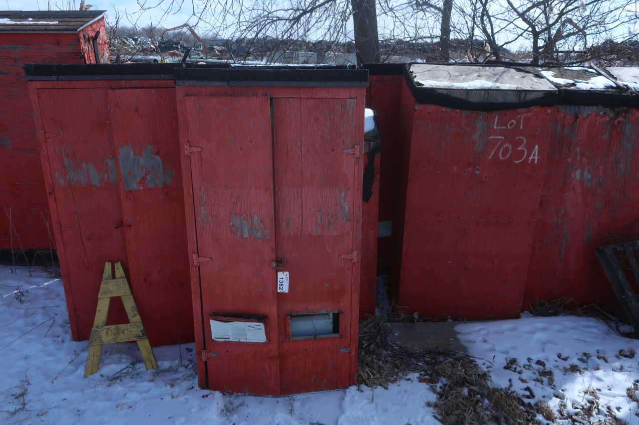 LOT OF 11 ASSORTED PORTABLE POWER DOG HOUSES - ELECTRICAL COMPONENTS