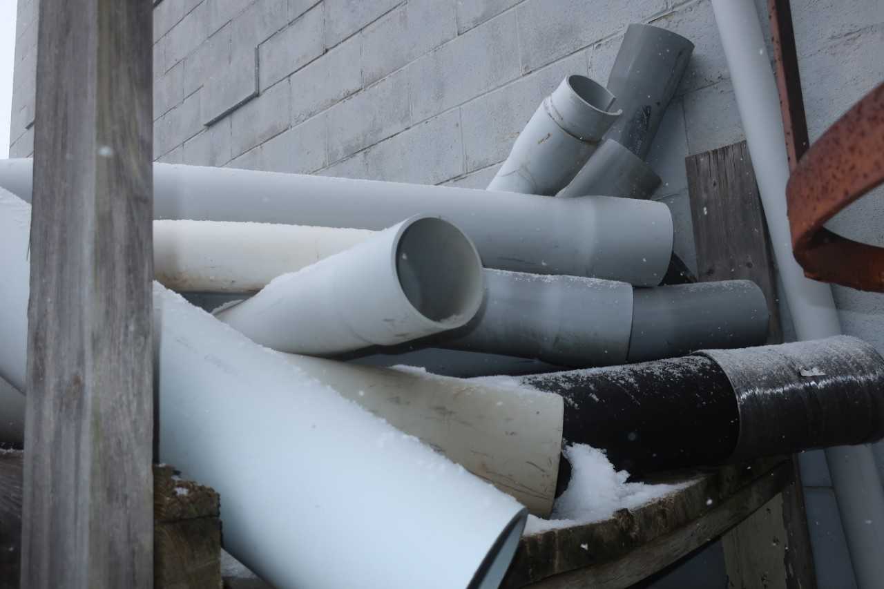 LOT OF ASSORTED 4", 90DEG PVC FITTINGS - PROCESS EQUIPMENT
