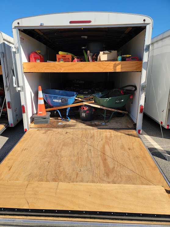 2016 UNITED EXPRESS TRAILER ULT-8.524R  30' Enclosed Utility Trailer Filled with Misc. Outdoor Equip - TRAILERS