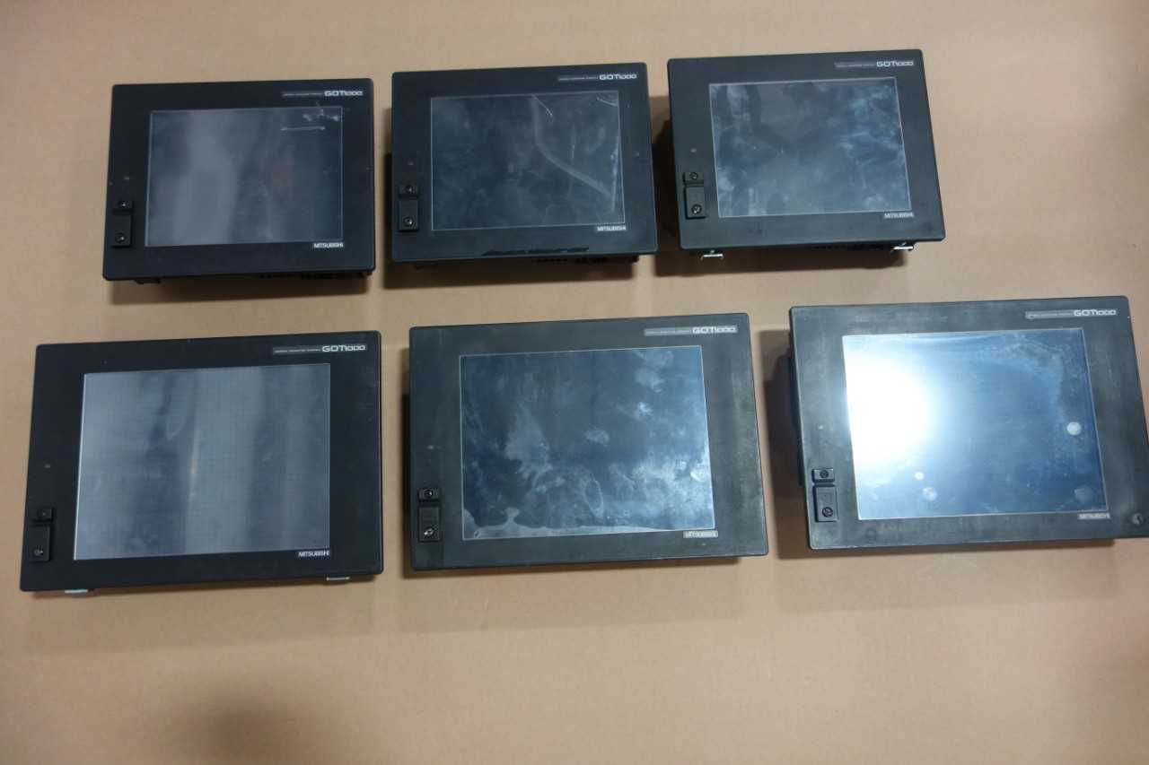LOT OF ASSORTED MITSUBISHI GRAPHIC OPERATOR INTERFACE PANELS - AUTOMATION & CONTROLS