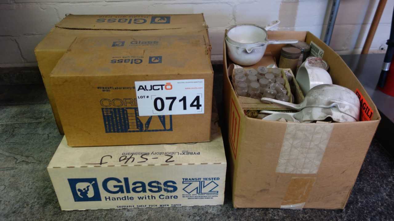 ASSORTED LOT OF GLASSWARE BEAKERS FLASKS, PYREX, CORNING - LAB & SCIENTIFIC