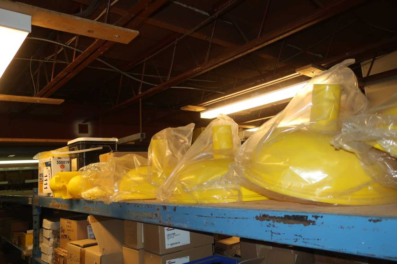 CONTENTS OF SHELF, ASSORTED YELLOW PLASTIC SAFETY CHAINS, PLASTIC POLES - SAFETY EQUIPMENT
