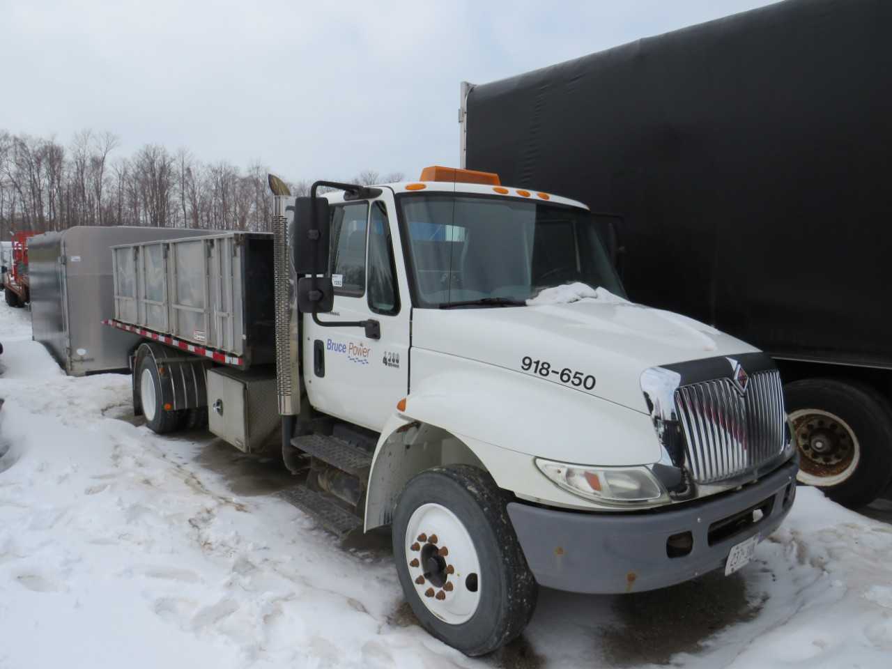 2004 INTERNATIONAL 4300 DT466 SBA TRUCK 4X2 ROLL OFF - HYDRO EXCAVATOR TRUCKS