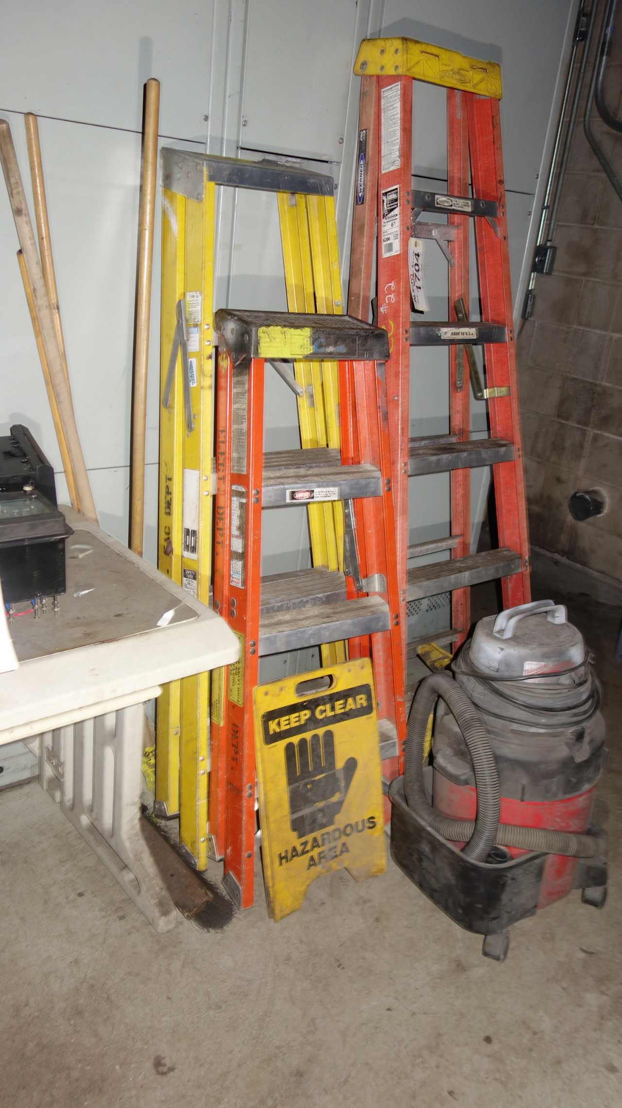LOT OF ASSORTED EQUIPMENT, LADDERS, VACUUM, BROOMS - MATERIAL HANDLING