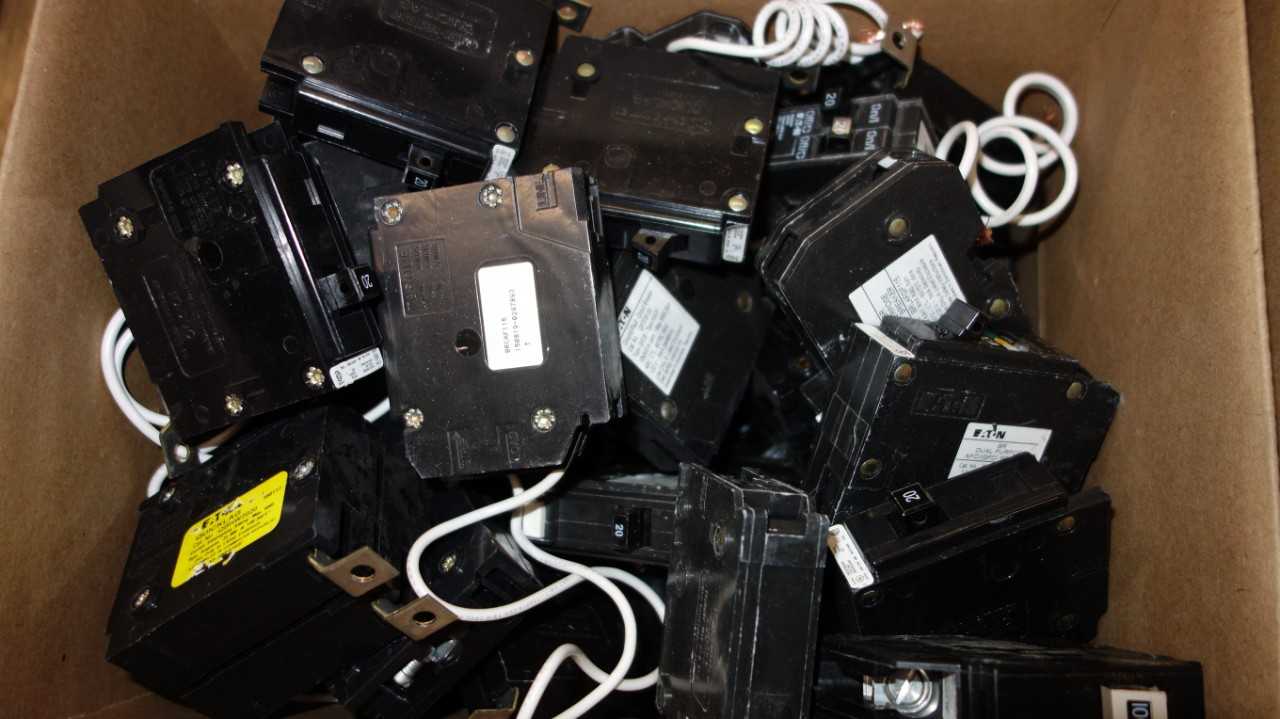 1 BOX OF ASSORTED EATON MINIATURE CIRCUIT BREAKERS, QUICKLAG, BR, CH - CIRCUIT BREAKERS