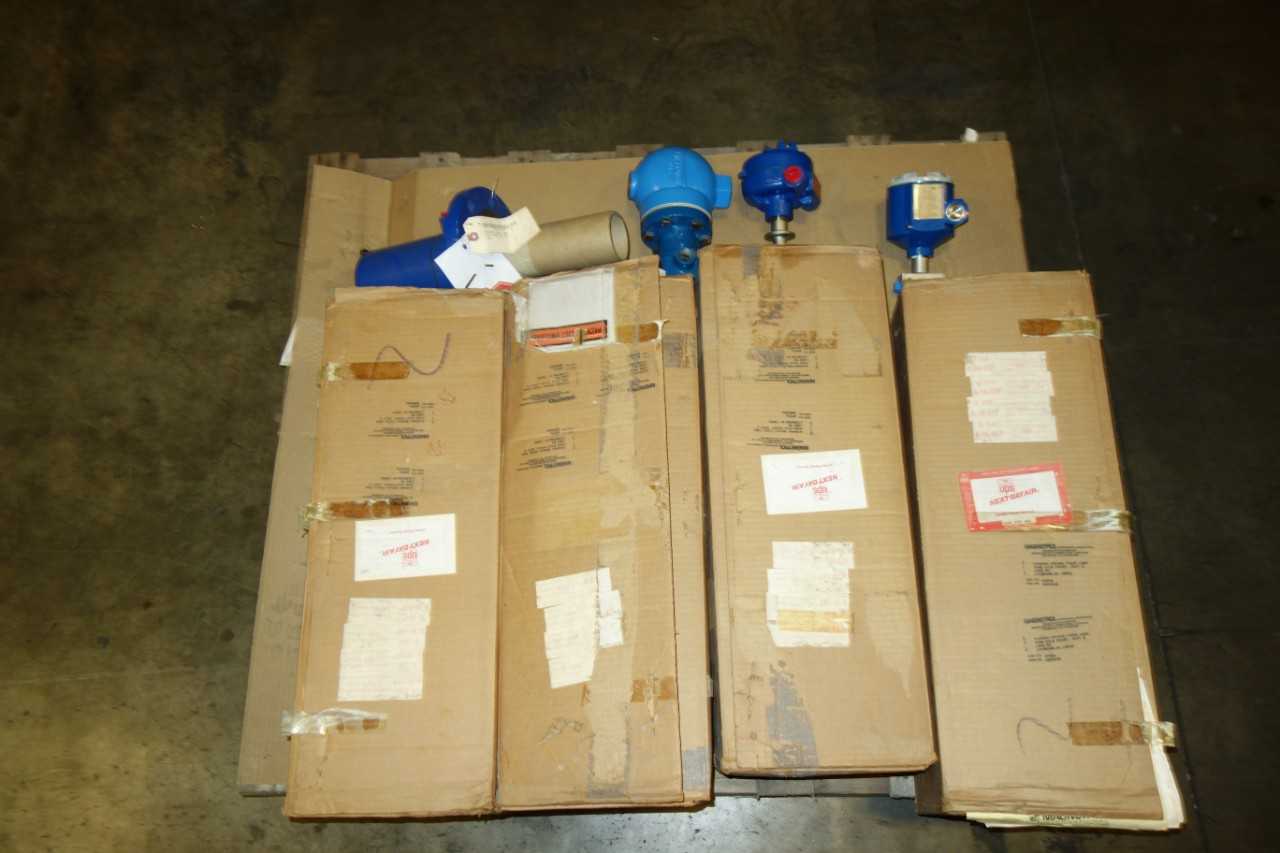 LOT OF 8 ASSORTED LEVEL SENSORS, SWITCHES, MAGNETROL, BINDICATOR - ELECTRICAL COMPONENTS