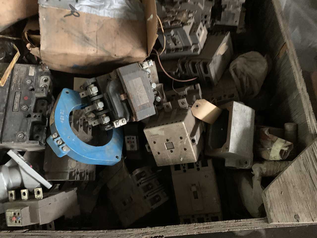 CRATE OF CIRCUIT BREAKERS & MOTOR STARTERS MISC. ELECTRICAL - CIRCUIT BREAKERS