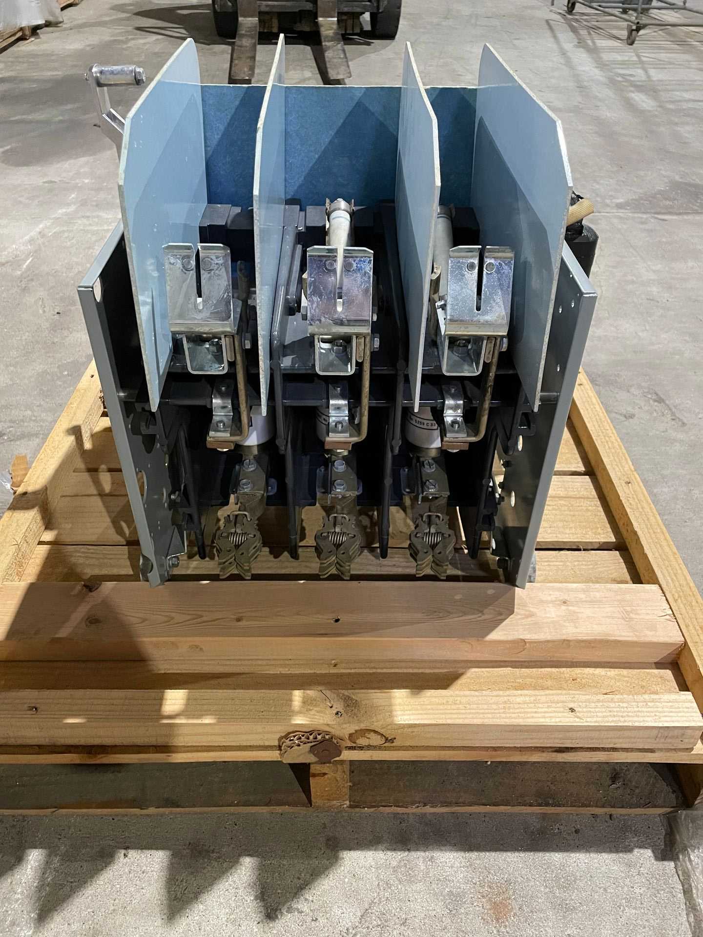 Eaton/Westinghouse 2197A01G01 Circuit Breaker - CIRCUIT BREAKERS