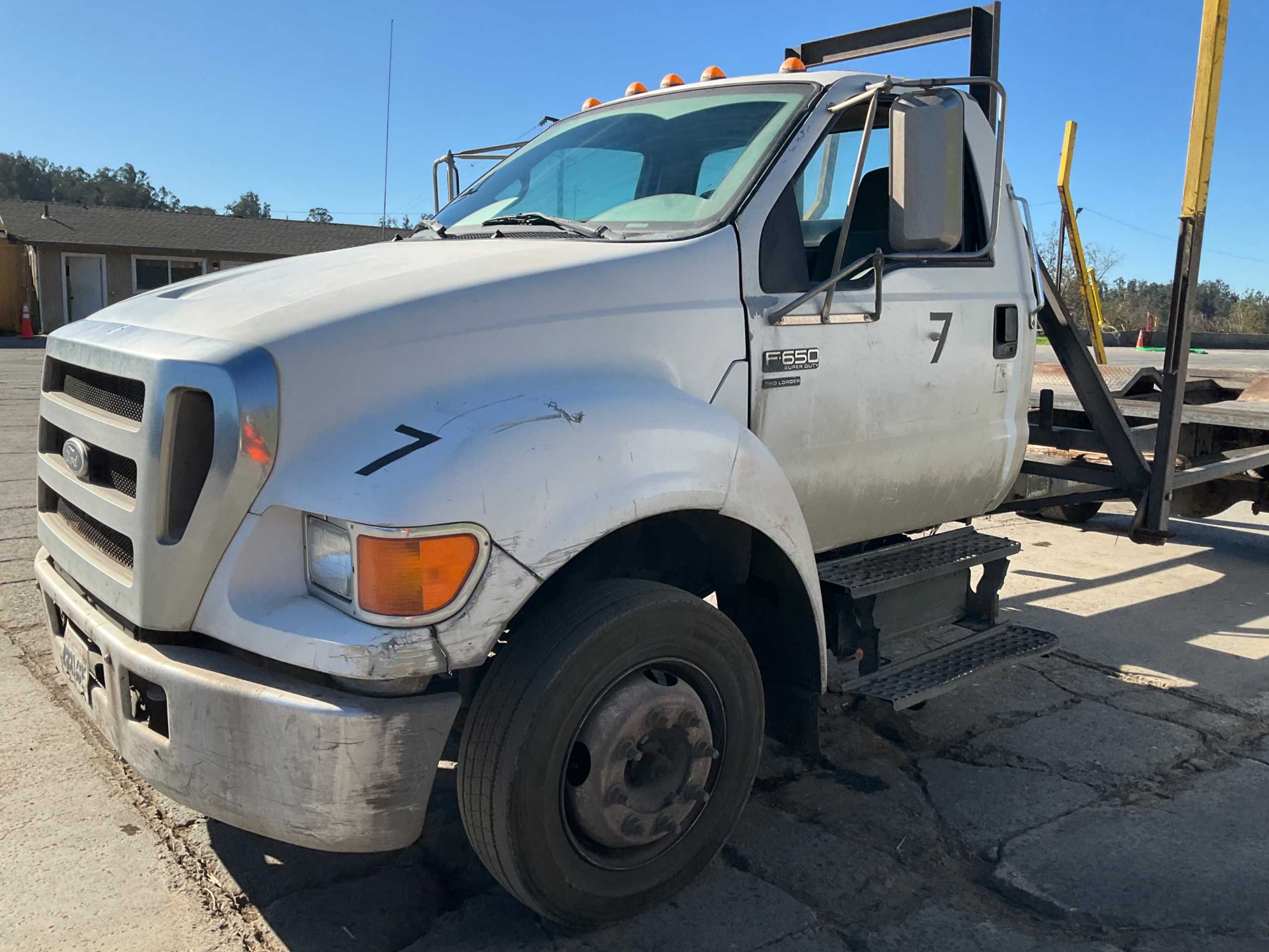 2004 FORD F-650 4X2 FLATBED TRUCK