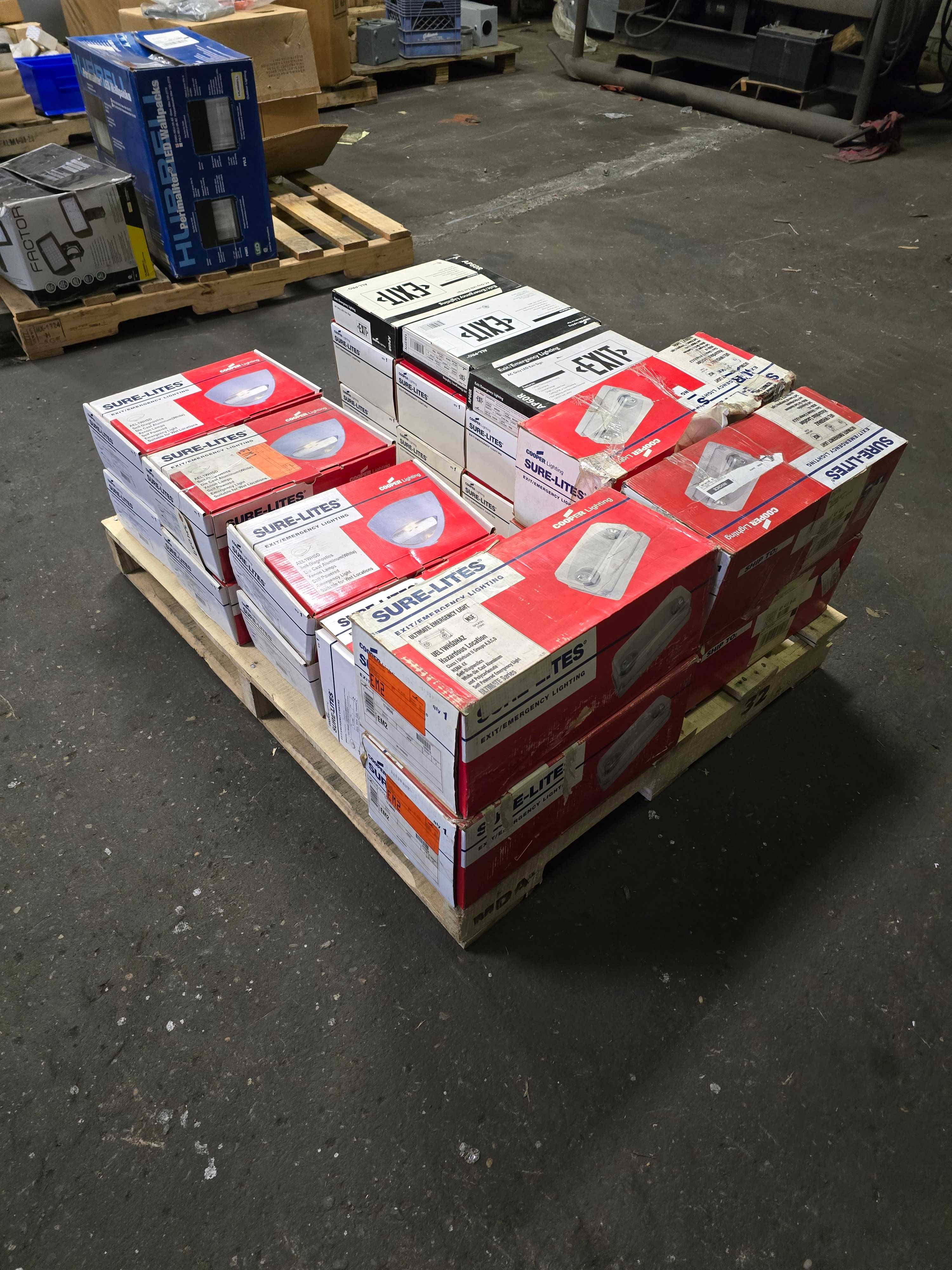 LOT OF COOPER EMERGENCY LIGHTS & EXIT SIGNS - LIGHTING LOT OF COOPER EMERGENCY LIGHTS & EXIT SIGNS - LIGHTING