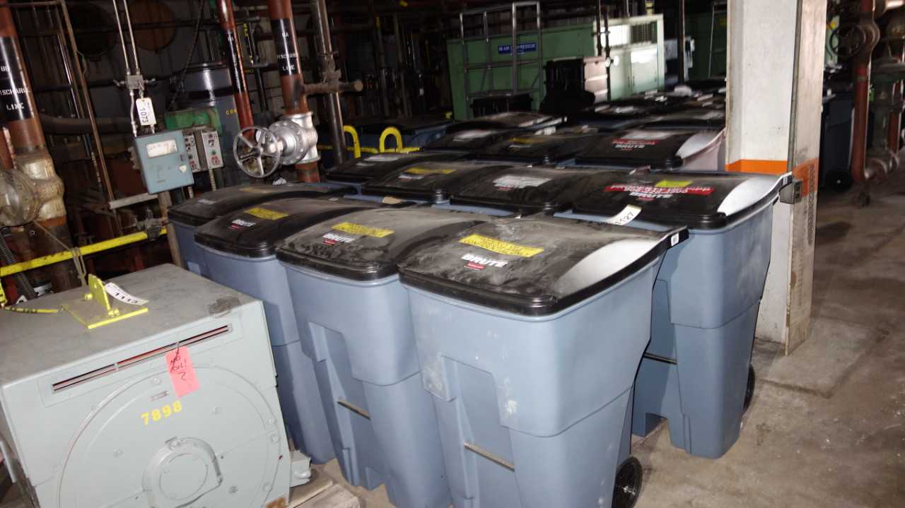 LOT OF 16 ROLLING GARBAGE BINS - ROLLING CARTS