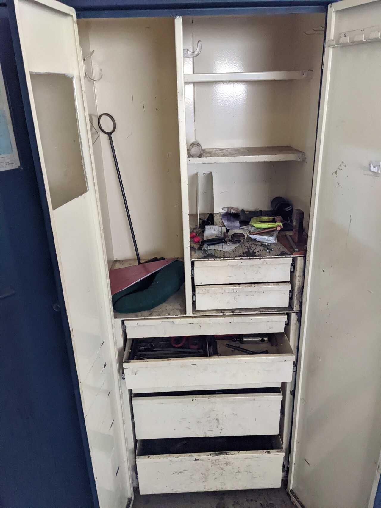 7 DRAWER TOOL CABINET LOCKER WITH CONTENTS, ASSORTED TOOLS, SOCKETS, SAWS, WRENCHES, HAMMERS - TOOL STORAGE