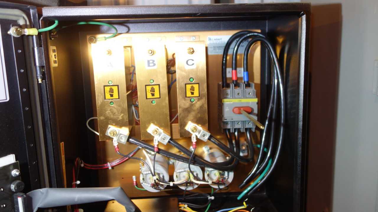 LOT OF 2 LIEBERT INTERCEPTOR SURGE SUPPRESSOR CONTROL PANEL (DELAYED REMOVAL) - AUTOMATION & CONTROLS