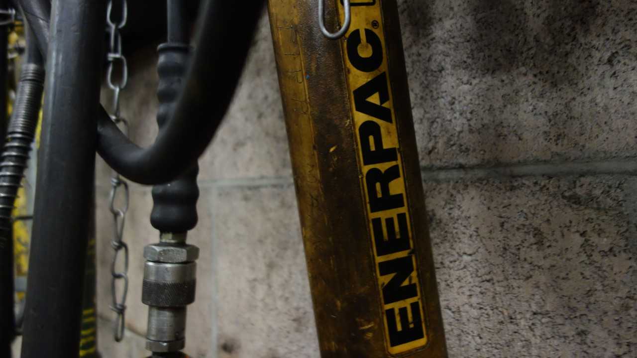 ASSORTED LOT OF 3 HYDRAULIC PUMPS ENERPAC - ELECTRIC POWER TOOLS
