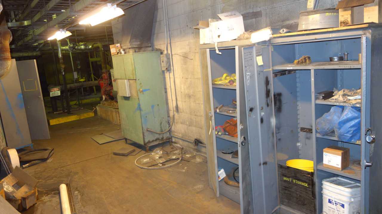 LOT OF 6 CABINETS WITH CONTENTS - TOOLS, CLEANING - MISCELLANEOUS