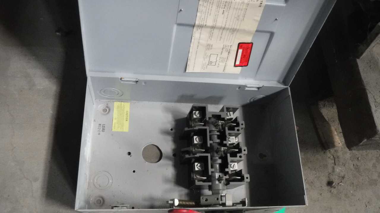 60 Amp GE Safety Switch - ELECTRICAL COMPONENTS