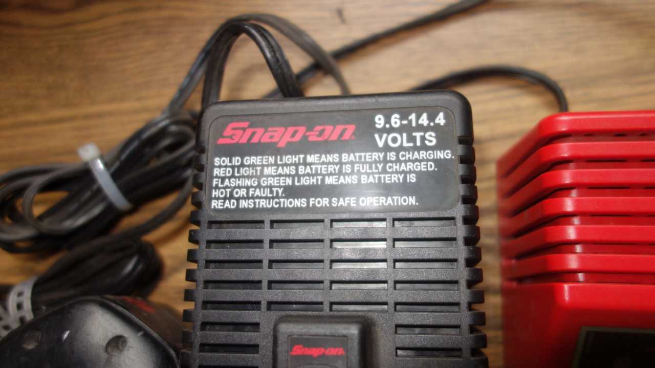 ASSORTED LOT OF 4 18V-DC BATTERIES AND 2 CHARGERS - ELECTRIC POWER TOOLS