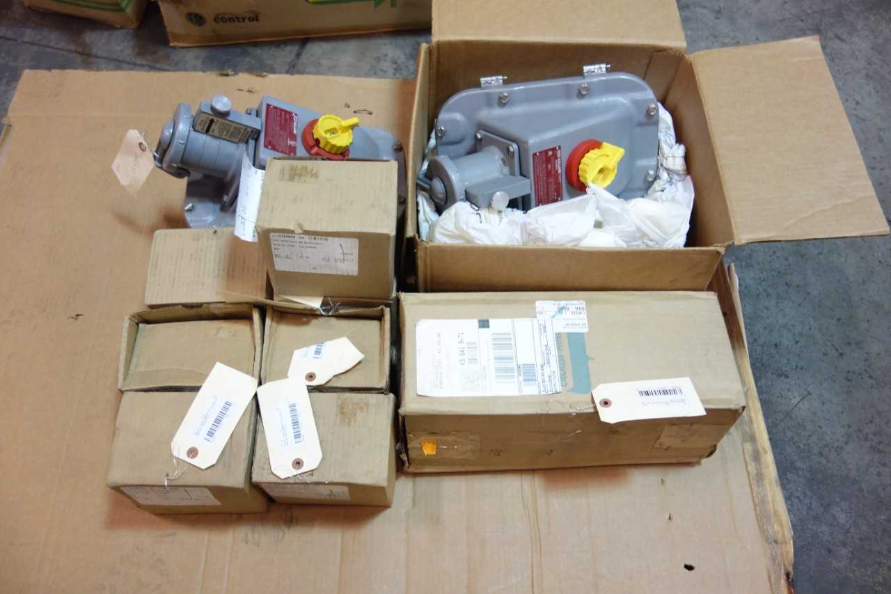 LOT OF 10 ASSORTED CROUSE HINDS, HUBBELL RECEPTACLES - CONDUIT FITTING