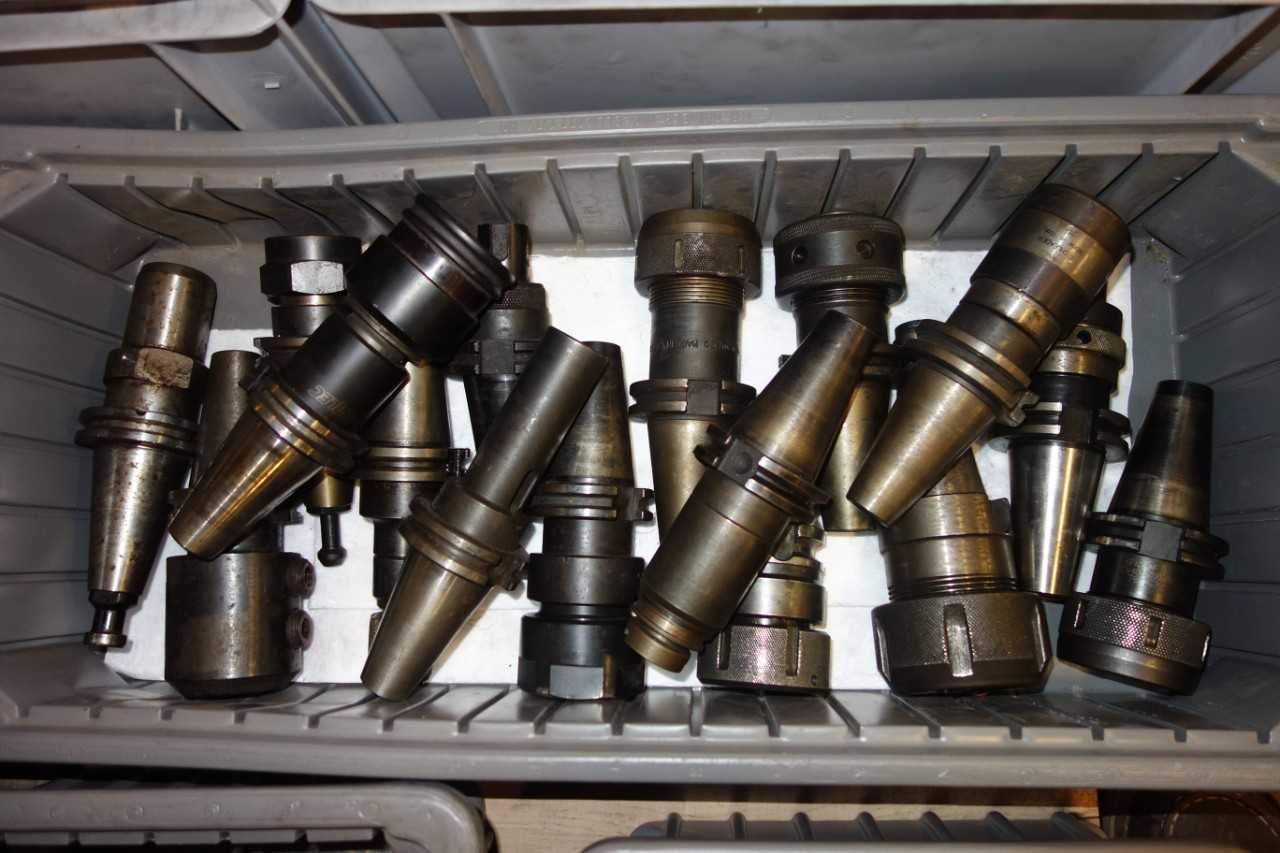 LOT OF ASSORTED CAT 40 TOOL HOLDERS - ELECTRIC POWER TOOLS