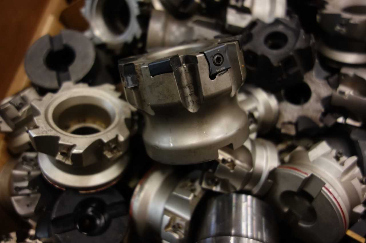 LOT OF ASSORTED SURFACE MILLS AND CUTTERS - KENNAMETAL, TANGMILL - MACHINING ACCESSORIES & TOOLING