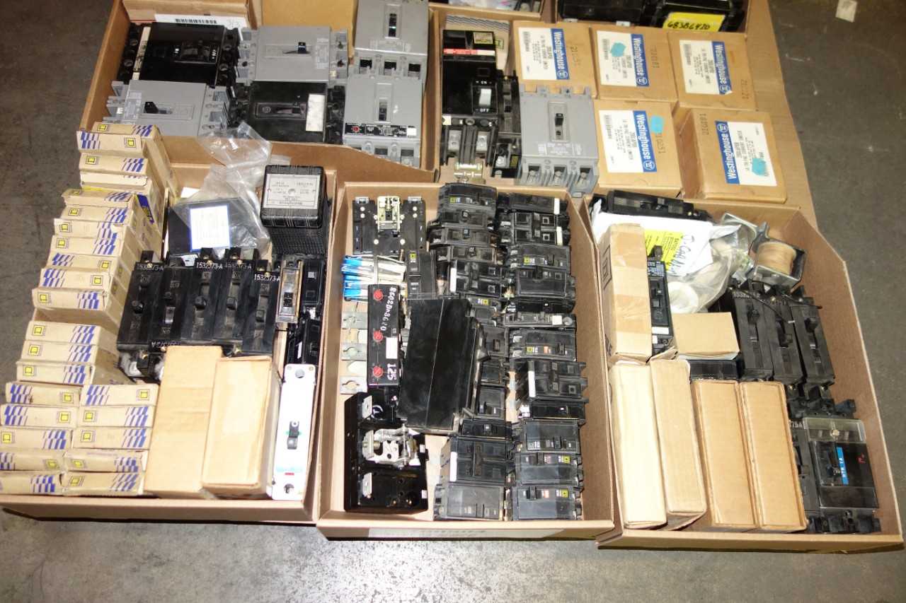 1 PALLET OF ASSORTED MOLDED CASE CIRCUIT BREAKERS, MOLDED CASE SWITCH, BREAKER PARTS AND ACCESSORIES - CIRCUIT BREAKERS